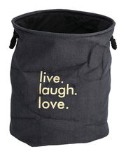 Wäschesammler aus Denim-Stoff mit der Aufschrift 'live. laugh. love.' in Frontalansicht.
