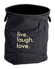Wäschesammler aus Denim-Stoff mit der Aufschrift 'live. laugh. love.' in Frontalansicht.