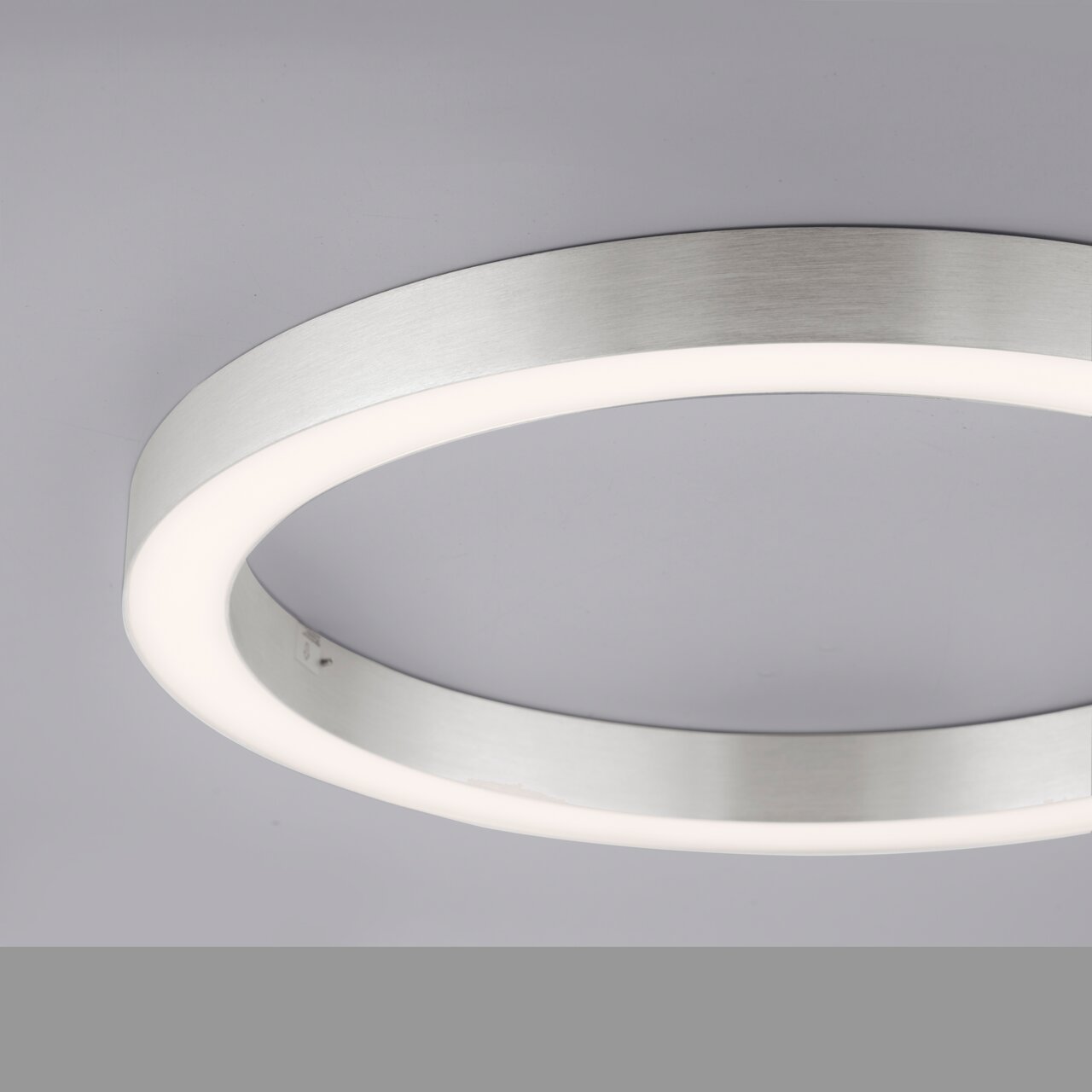 Moderne runde Deckenleuchte aus Metall mit LED-Beleuchtung, seitliche Perspektive