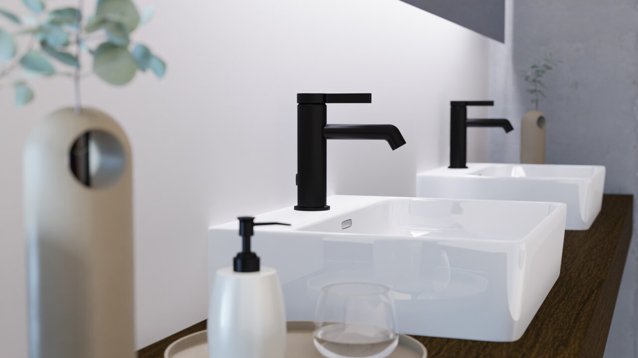 Moderne schwarze Waschtischarmatur in seitlicher Perspektive auf einem weißen Waschbecken montiert, mit minimalistischer Badezimmerdekoration.