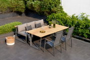 Gartenmöbel-Set mit Sitzbank und Tisch aus Holz, umgeben von grünen Pflanzen, aus der Vogelperspektive fotografiert.
