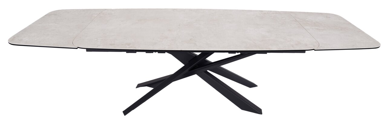 Moderne eettafel met een lichtgekleurd tafelblad en een zwart, gekruist metalen onderstel, gezien vanaf de zijkant