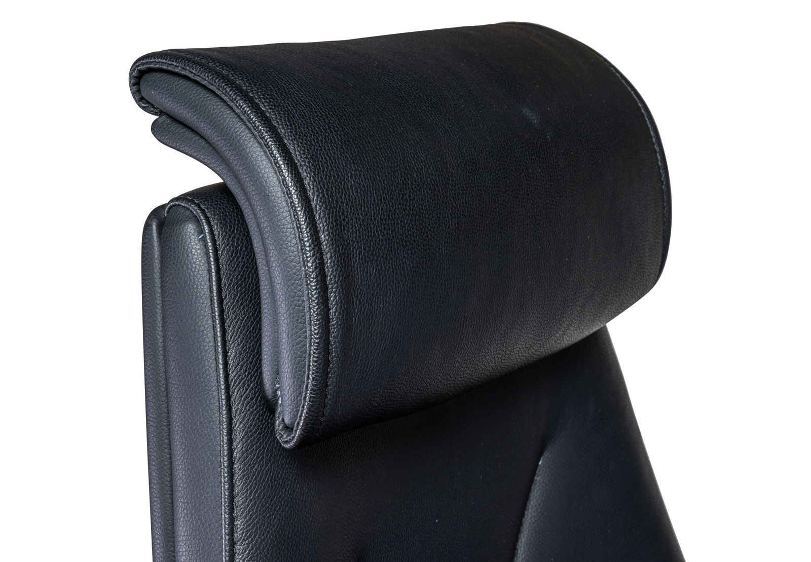 Nahaufnahme der Kopfstütze eines schwarzen Chefsessels aus Leder, seitliche Perspektive