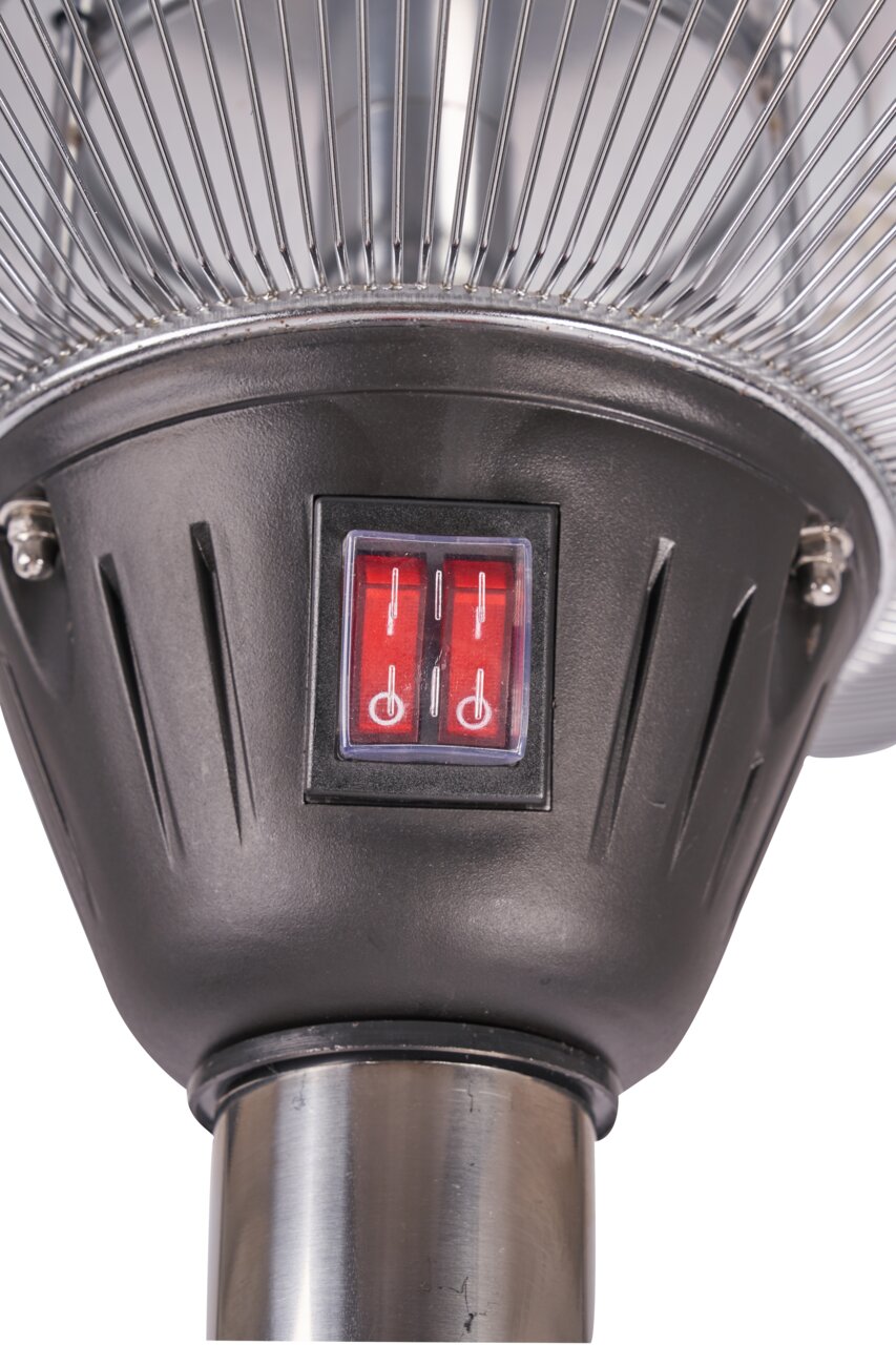 Nahaufnahme eines Infrarot-Standheizstrahlers mit zwei roten Kippschaltern, von unten betrachtet.