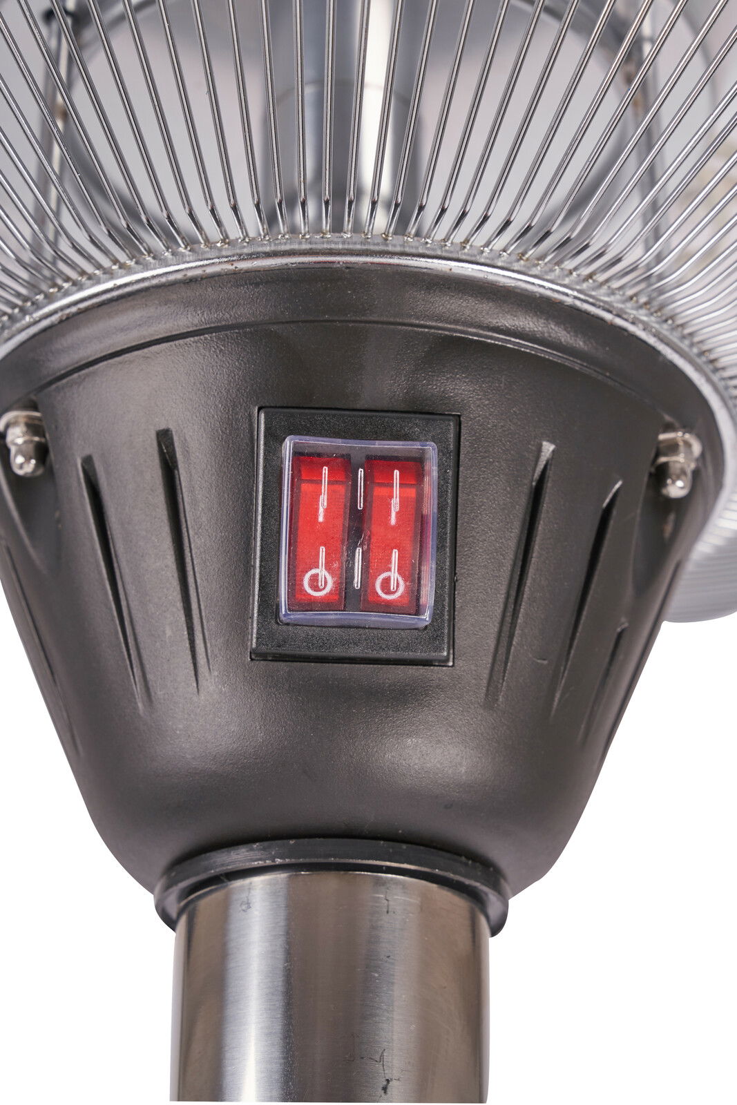 Nahaufnahme eines Infrarot-Standheizstrahlers mit zwei roten Kippschaltern, von unten betrachtet.