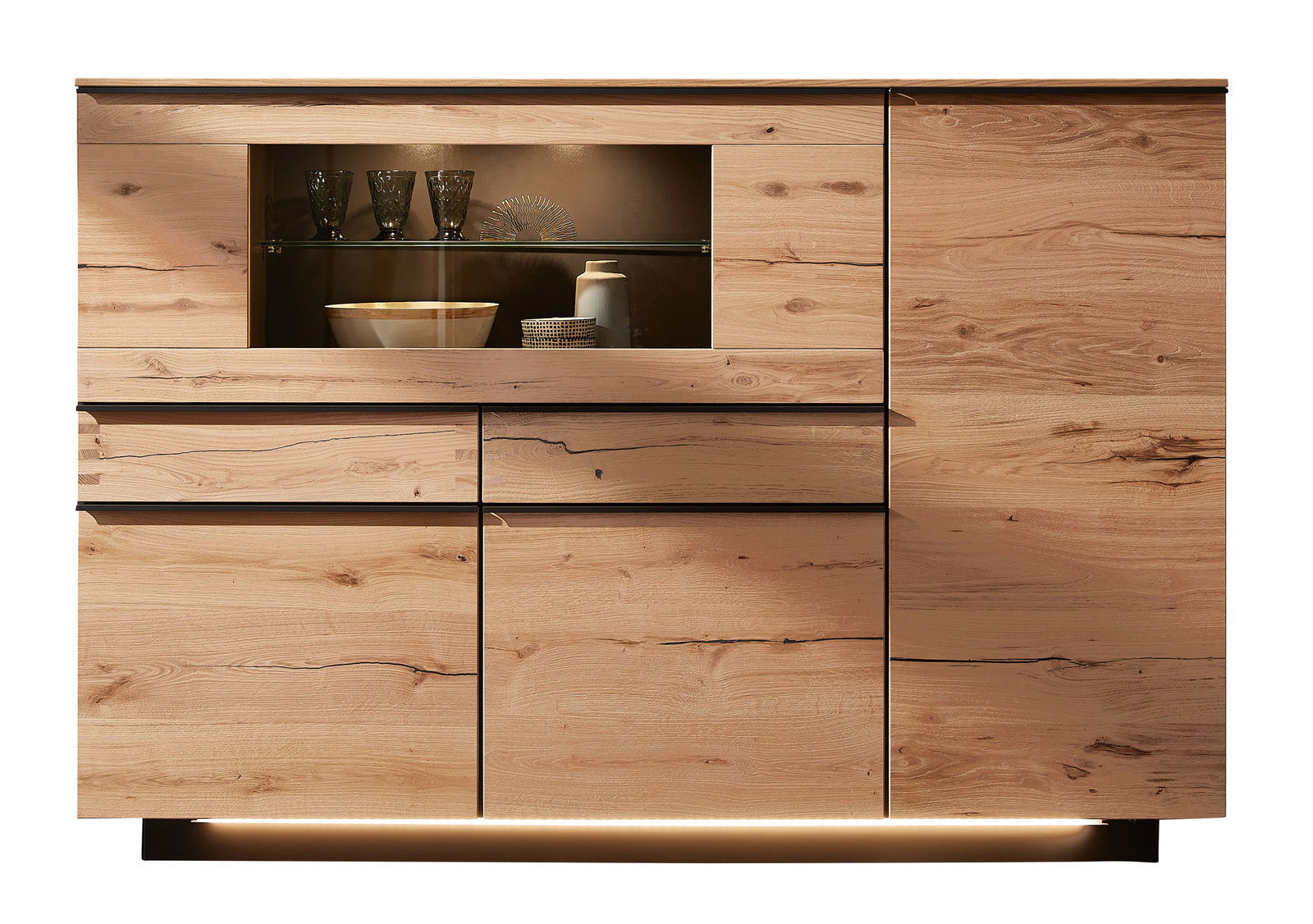 Frontansicht eines modernen Highboards aus Holz mit Glaseinsatz und Beleuchtung.