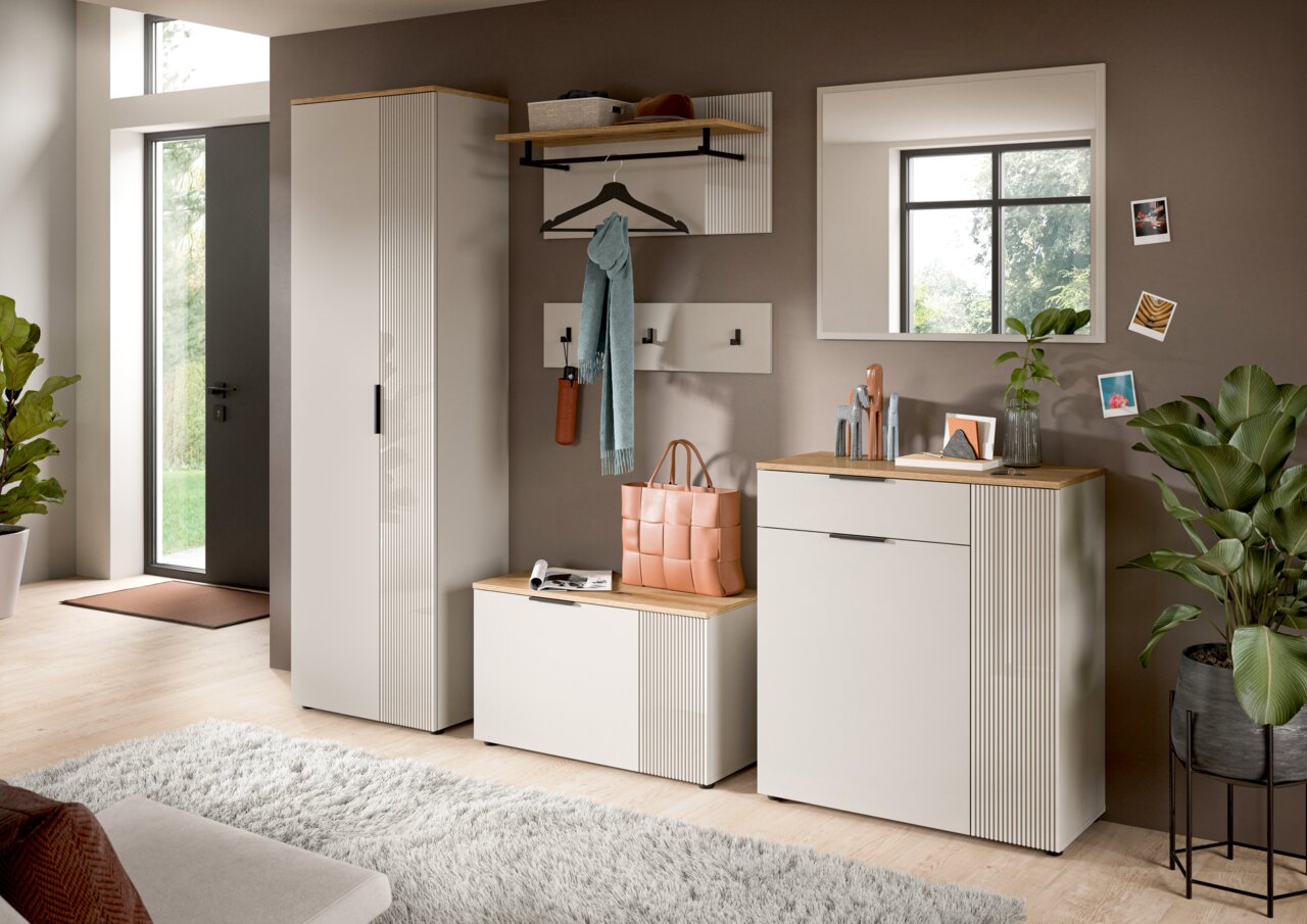 MID.YOU Spiegel SLIDE Moderner Flur mit Spiegel an der Wand, Garderobe und Pflanzen, seitliche Perspektive