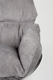 Nahaufnahme eines grauen Schaukelsessels mit weicher Polsterung, seitliche Perspektive.