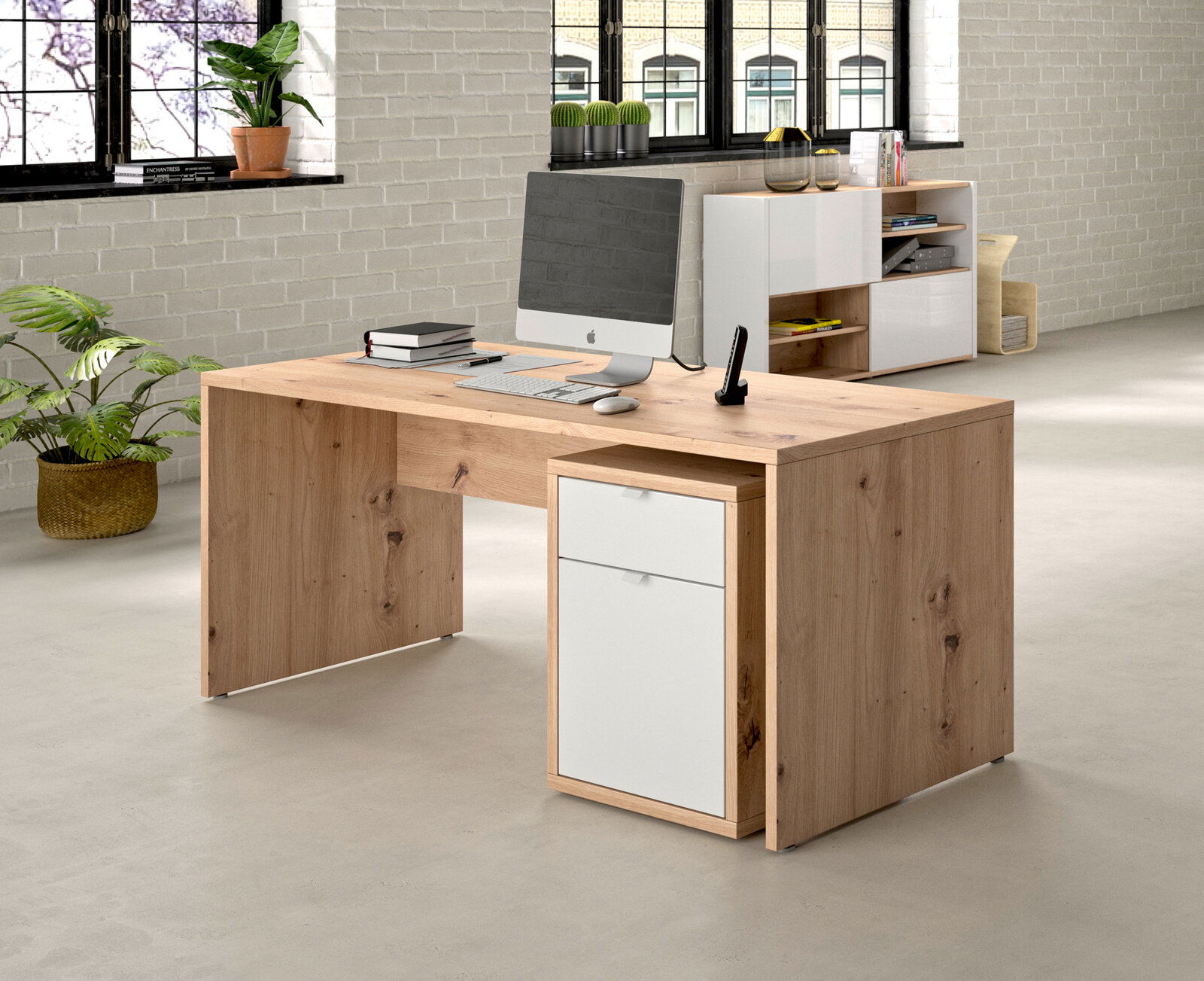 Moderner Schreibtisch aus Holz mit integriertem Container, seitliche Perspektive, im Büro mit Pflanzen und Computer.