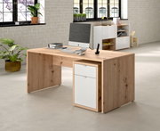 Modern houten bureau met ingebouwde ladekast, zijaanzicht, in een kantoor met planten en een computer.