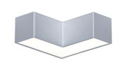 Silberne, eckige LED-Deckenleuchte mit opalem Diffusor in V-Form, Produktansicht von unten in leichter Schrägperspektive
