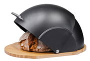 Schwarzer Brotkasten mit halbrundem Deckel, geöffnet, auf einem Holzbrett, seitliche Perspektive