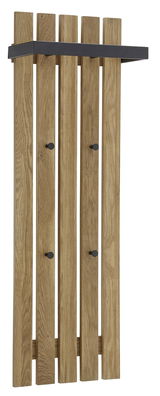 Garderobenpaneel aus Holz mit vier vertikalen Leisten und schwarzen Haken, seitliche Perspektive.