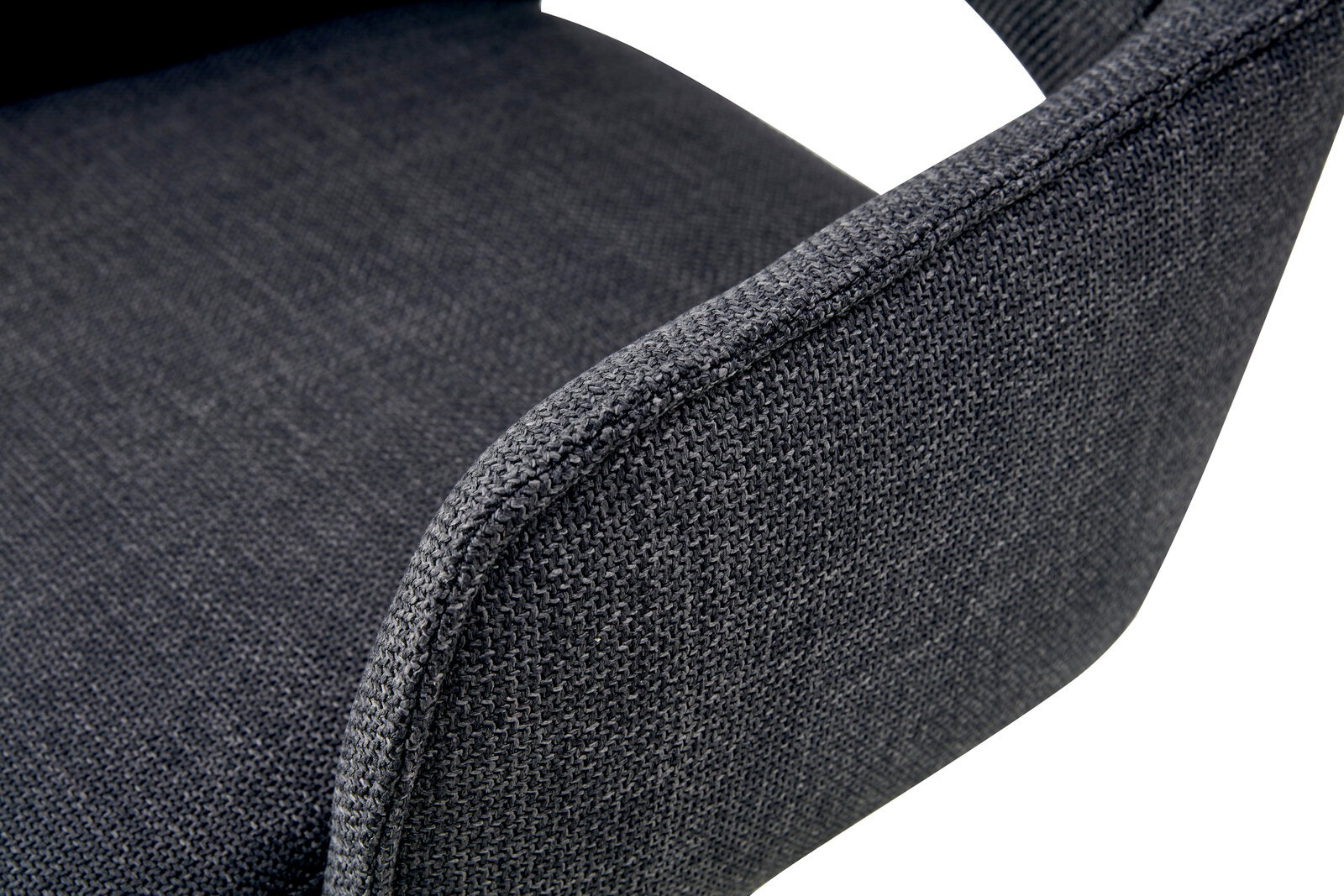 Nahaufnahme eines dunkelgrauen, stoffbezogenen Stuhls mit gepolsterter Rückenlehne und Sitzfläche, schräg von hinten/seitlich fotografiert