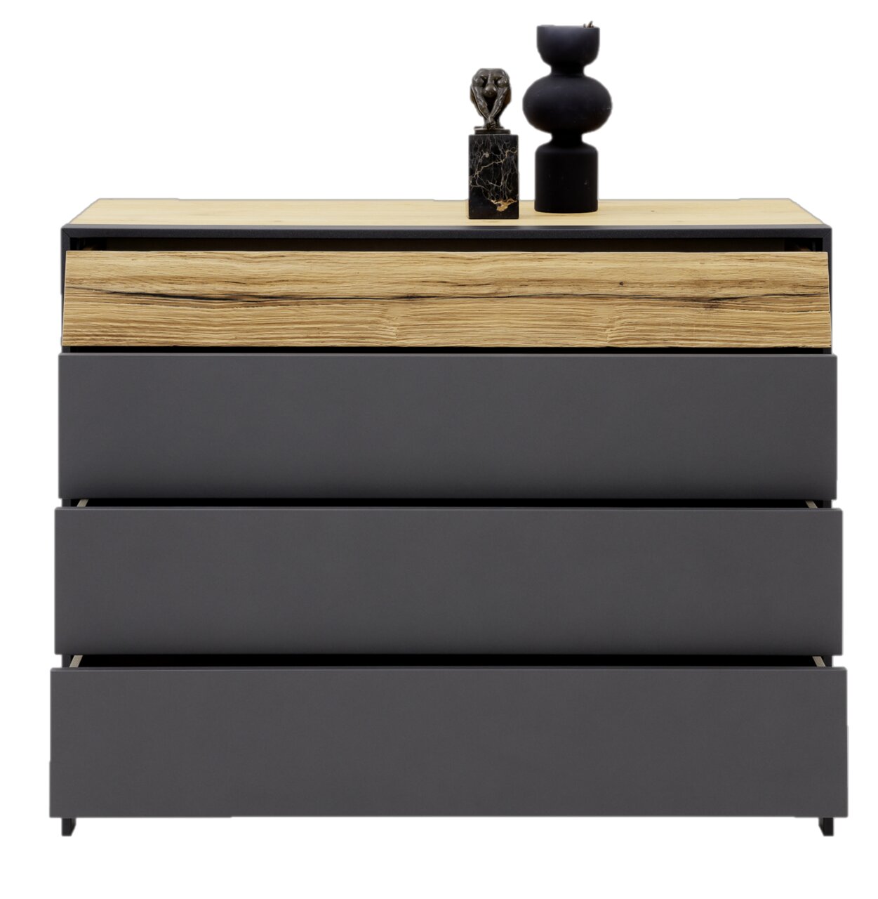 Moderne Kommode mit drei grauen Schubladen und einer oberen Schublade in Holzoptik, dekoriert mit zwei schwarzen Vasen, frontal aufgenommen.