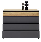 Moderne Kommode mit drei grauen Schubladen und einer oberen Schublade in Holzoptik, dekoriert mit zwei schwarzen Vasen, frontal aufgenommen.