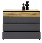 Moderne Kommode mit drei grauen Schubladen und einer oberen Schublade in Holzoptik, dekoriert mit zwei schwarzen Vasen, frontal aufgenommen.