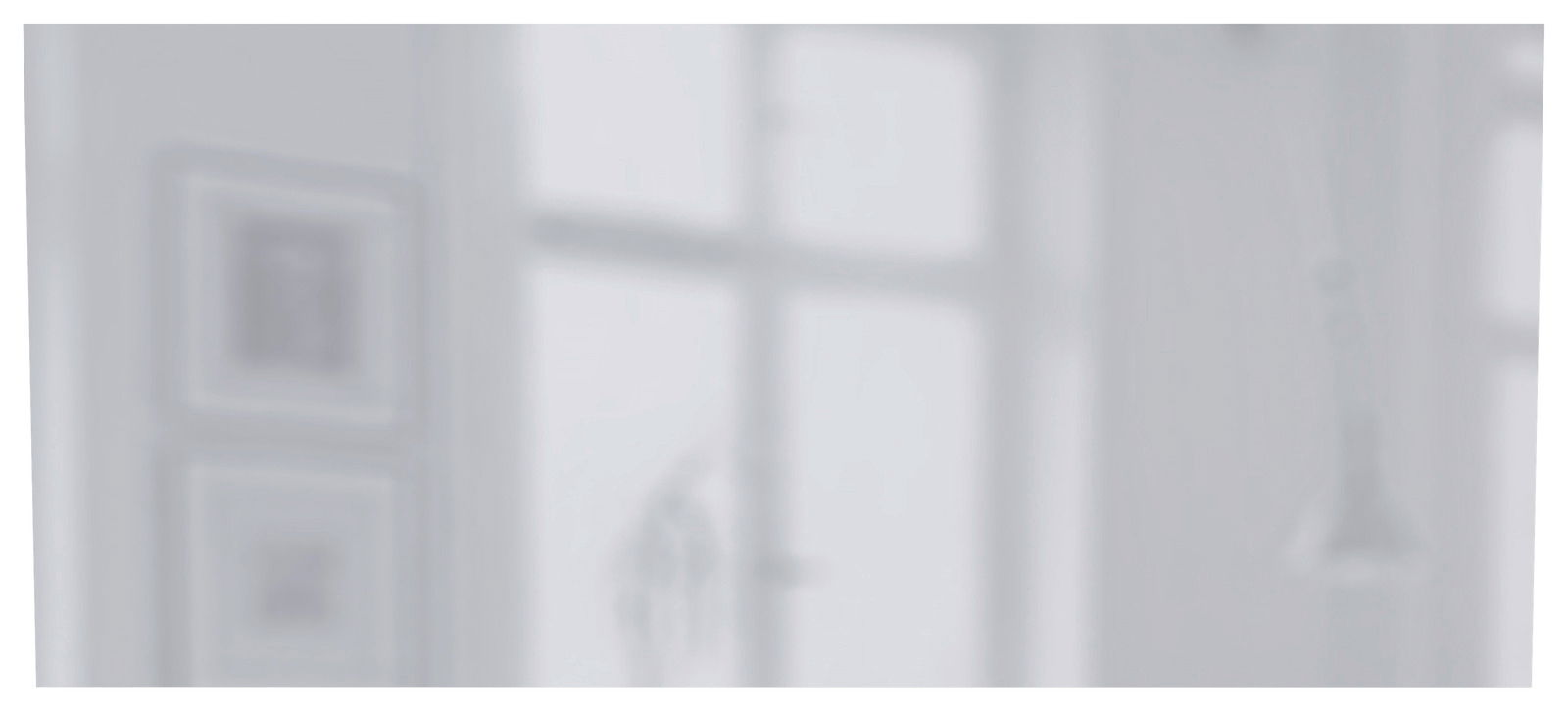 Verschwommene Ansicht eines Spiegels mit einem Fenster im Hintergrund.