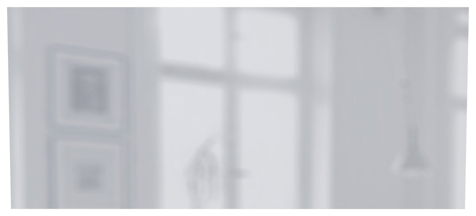 Verschwommene Ansicht eines Spiegels mit einem Fenster im Hintergrund.