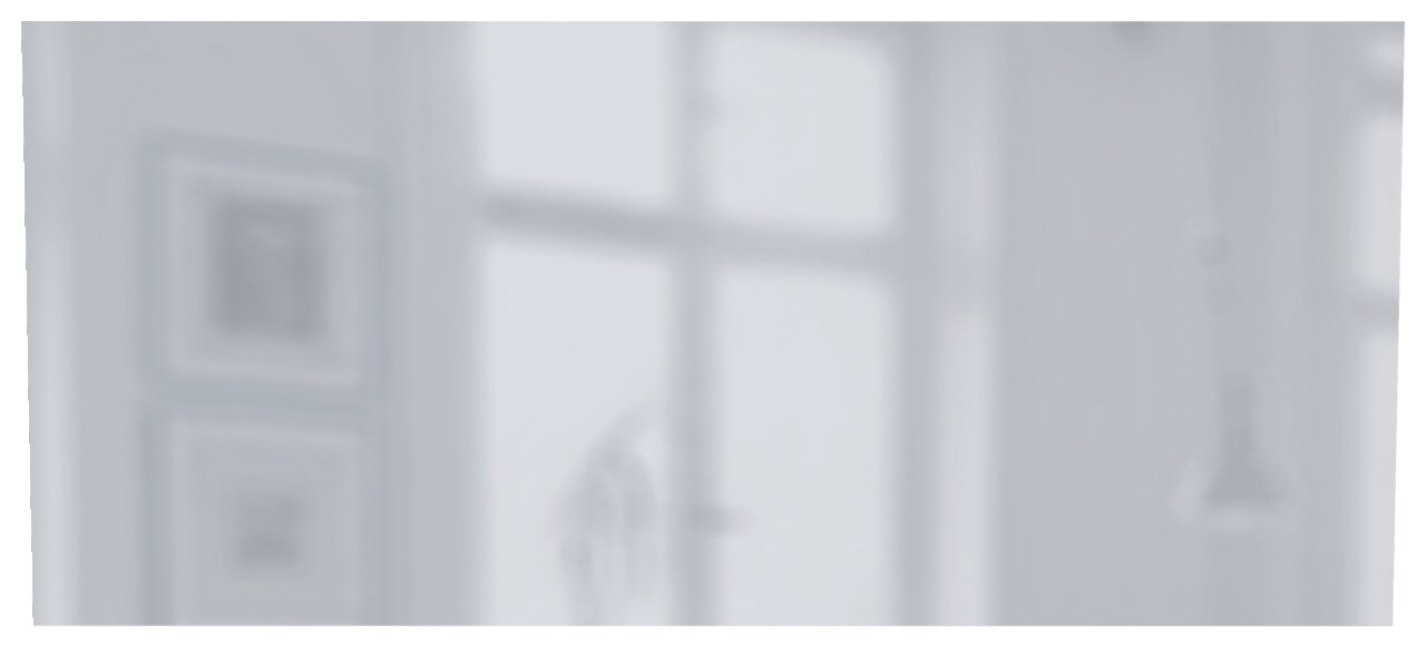 Verschwommene Ansicht eines Spiegels mit einem Fenster im Hintergrund.