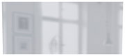 Verschwommene Ansicht eines Spiegels mit einem Fenster im Hintergrund.