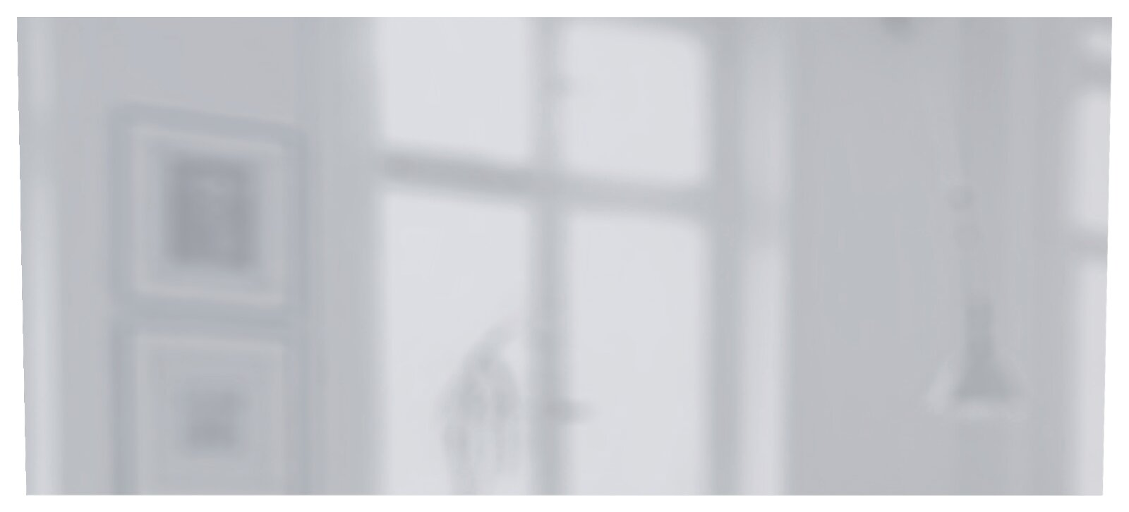 Verschwommene Ansicht eines Spiegels mit einem Fenster im Hintergrund.