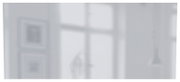Verschwommene Ansicht eines Spiegels mit einem Fenster im Hintergrund.