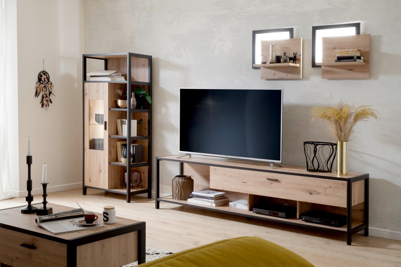 Z2 TV-Lowboard ALGARVE Wohnzimmer mit modernem TV-Lowboard aus Holz und Metall, flankiert von einem hohen Regal und dekorativen Wandboards, seitliche Perspektive