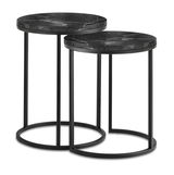Zwei runde Beistelltische mit schwarzer Marmoroptik und Metallgestell, seitliche Perspektive