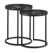 Zwei runde Beistelltische mit schwarzer Marmoroptik und Metallgestell, seitliche Perspektive