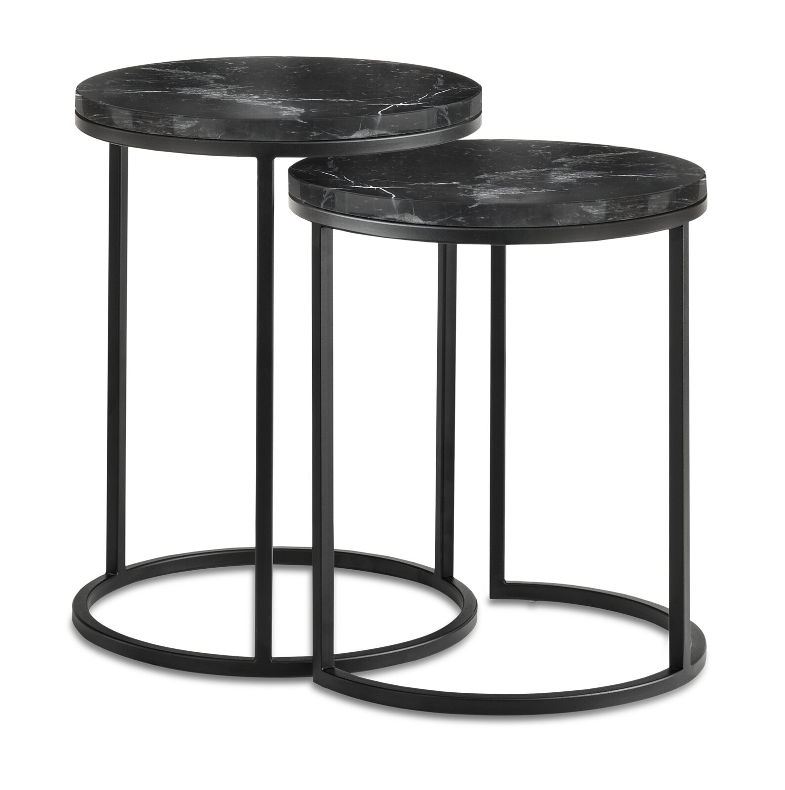 Zwei runde Beistelltische mit schwarzer Marmoroptik und Metallgestell, seitliche Perspektive