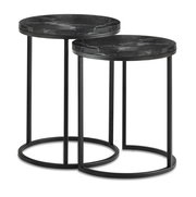 Zwei runde Beistelltische mit schwarzer Marmoroptik und Metallgestell, seitliche Perspektive