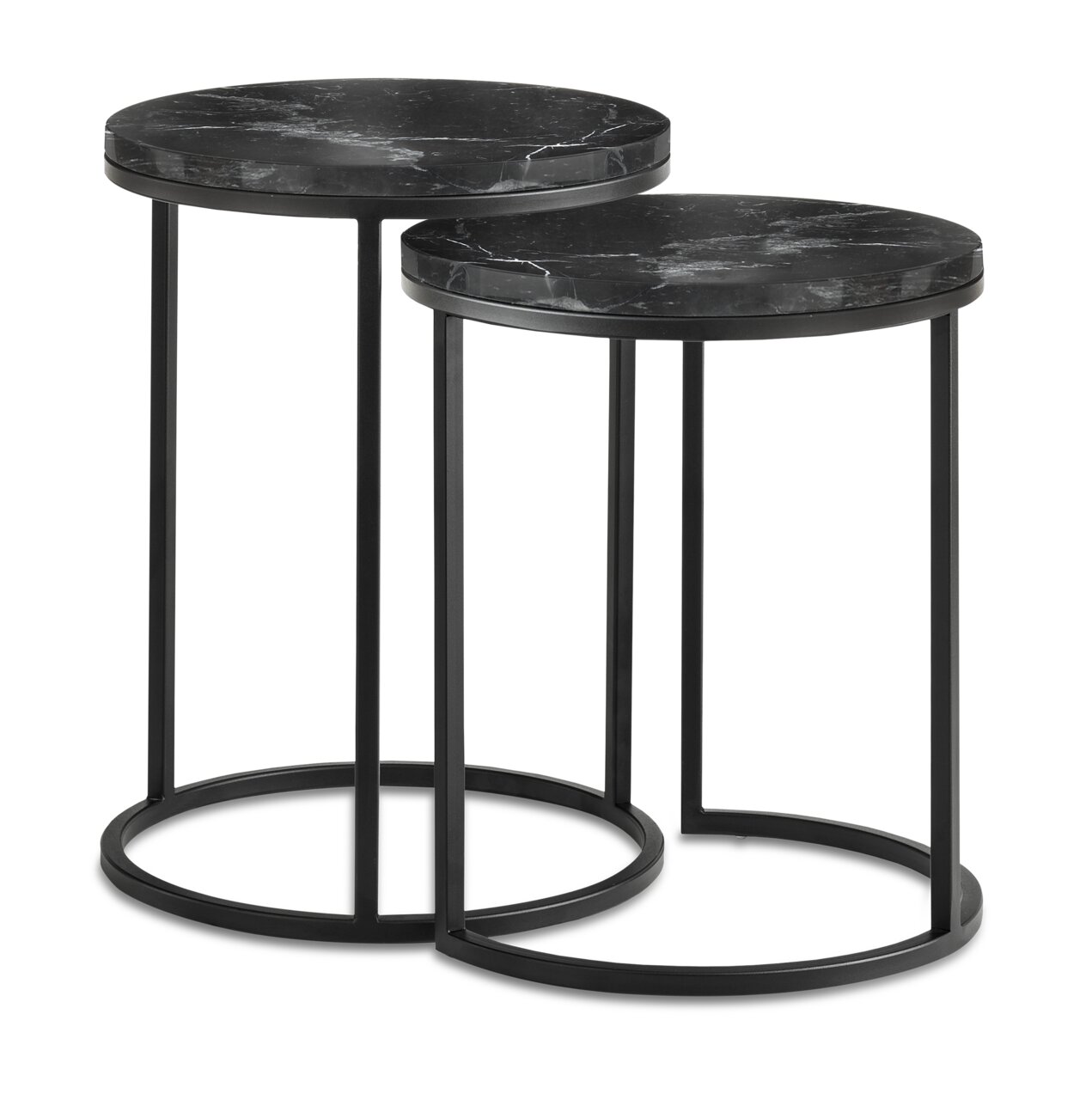 Zwei runde Beistelltische mit schwarzer Marmoroptik und Metallgestell, seitliche Perspektive