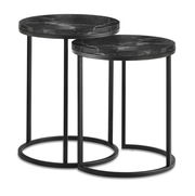 Zwei runde Beistelltische mit schwarzer Marmoroptik und Metallgestell, seitliche Perspektive