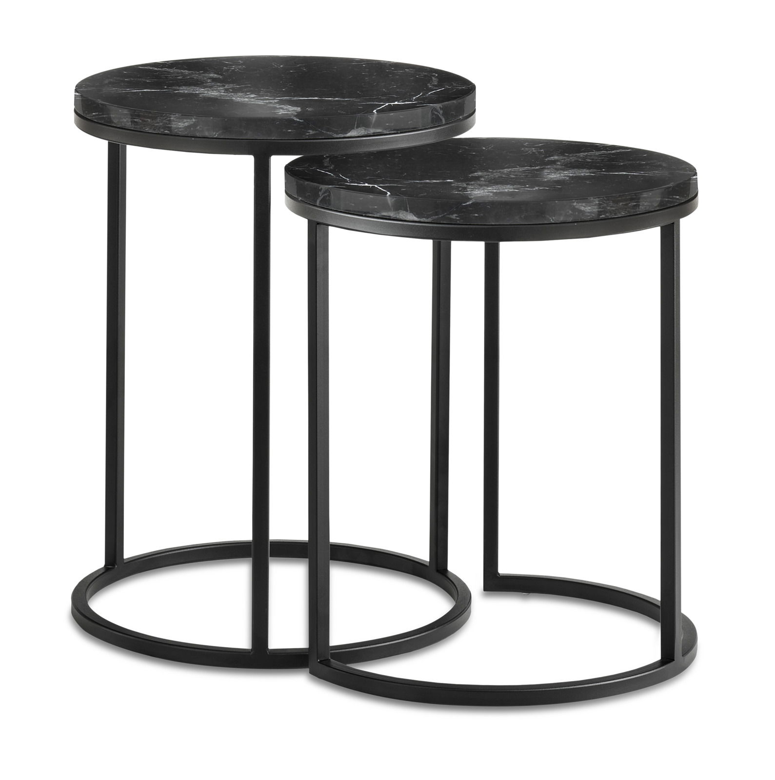 Zwei runde Beistelltische mit schwarzer Marmoroptik und Metallgestell, seitliche Perspektive