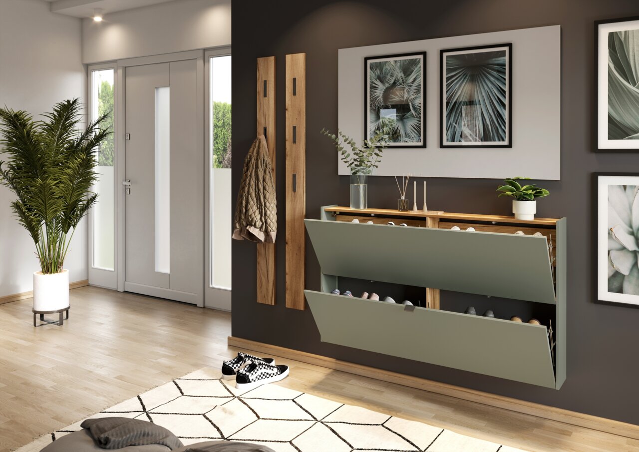Moderner Schuhschrank in einem stilvollen Flur, seitliche Perspektive