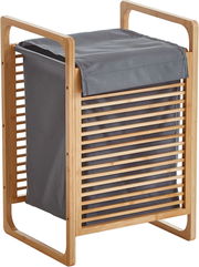 Bambus-Wäschekorb mit grauem Stoffeinsatz und Deckel, seitliche Lamellen und Tragegriffe, freigestellt auf weißem Hintergrund, Perspektive: schräg von vorne