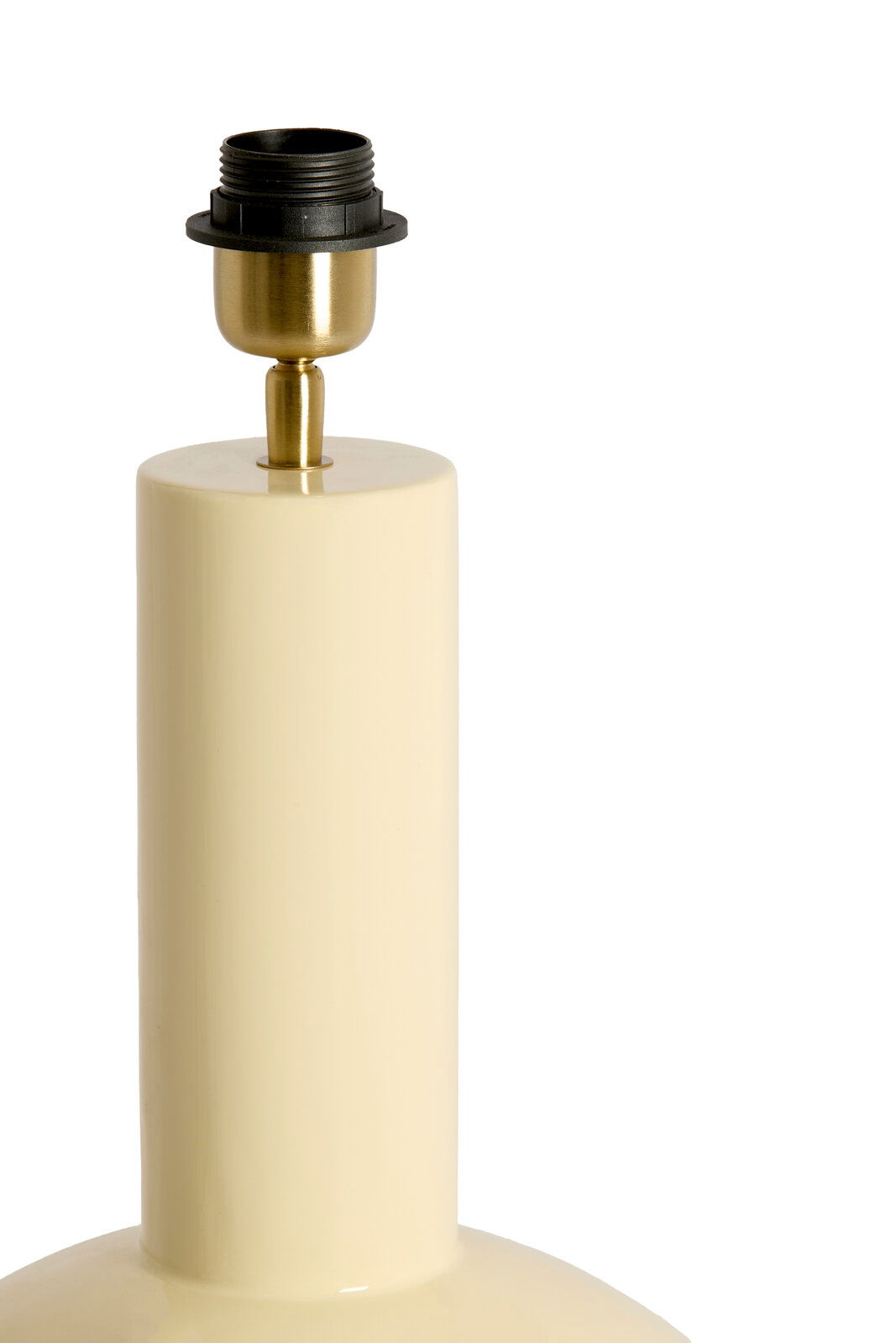 Nahaufnahme eines cremefarbenen Lampenfußes mit goldener Fassung, seitliche Perspektive