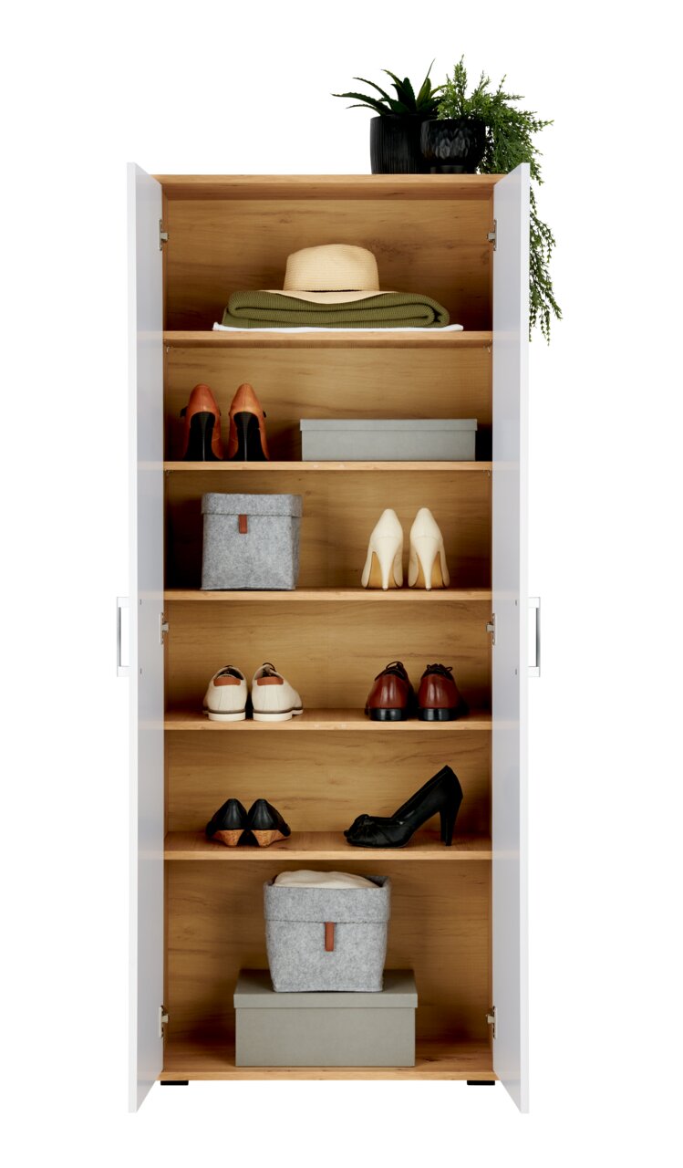 Offener XL-Schuhschrank mit mehreren Regalböden, gefüllt mit Schuhen, Hüten und Aufbewahrungsboxen, aus der Frontalperspektive.