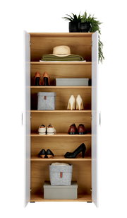 Offener XL-Schuhschrank mit mehreren Regalböden, gefüllt mit Schuhen, Hüten und Aufbewahrungsboxen, aus der Frontalperspektive.