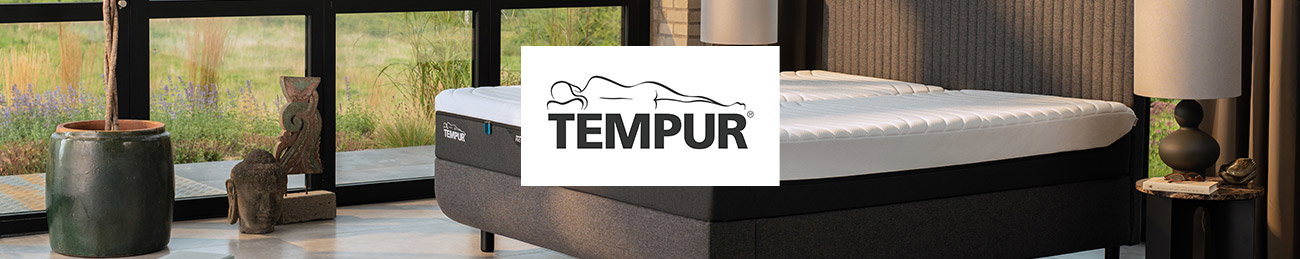 Bett mit weißer Tempur-Matratze in hellem Raum 