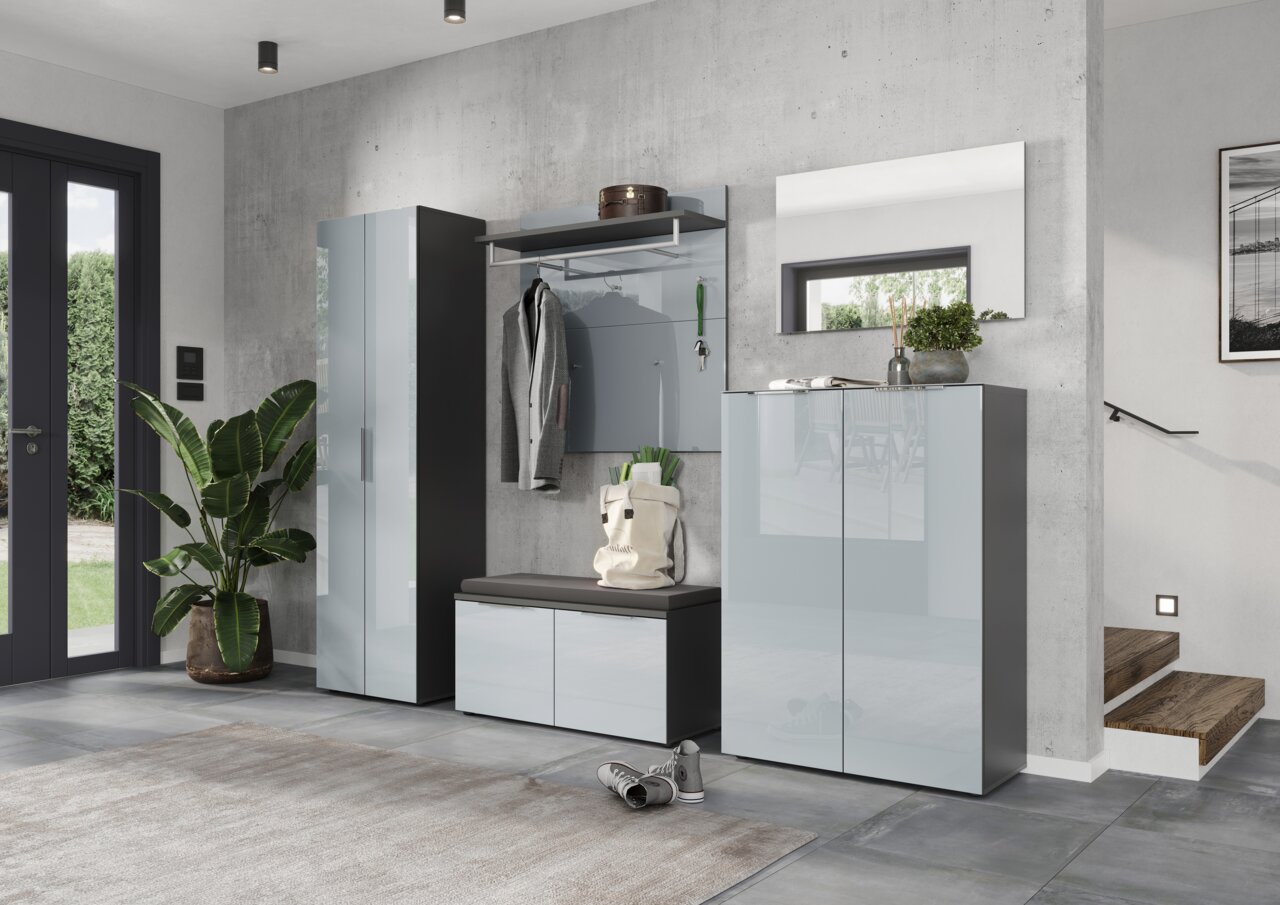 Moderne Garderobeneinrichtung in einem Flur mit Schuhschrank, Garderobenpaneel und Spiegel, seitliche Perspektive.