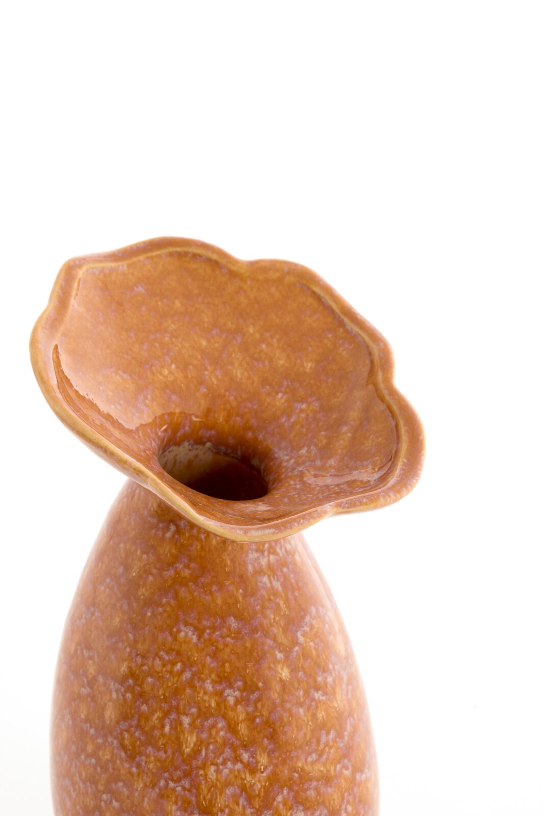 Nahaufnahme einer braunen Vase mit breitem, blütenförmigem Rand, von oben fotografiert.