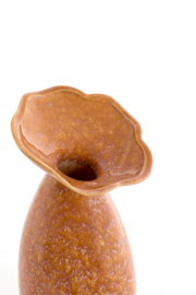 Nahaufnahme einer braunen Vase mit breitem, blütenförmigem Rand, von oben fotografiert.