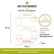 Frontansicht eines wandmontierbaren, S-förmigen Sammlerregals/Displays aus hellem Holz mit mehreren Ablagen, ca. 54 cm hoch und 40 cm breit (Tiefe 19 cm), mit Vorbohrungen und Montagematerial, Platz für ca. 50 Figuren