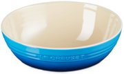 Blaue Keramikschüssel mit cremefarbener Innenseite und geprägtem Le Creuset Schriftzug, Produktansicht leicht von vorne/seitlich vor weißem Hintergrund