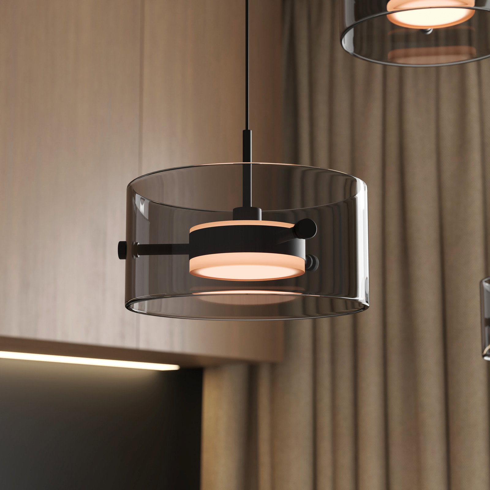 Moderne LED-Hängeleuchte mit transparentem Glaszylinder und schwarzem Metallrahmen, seitliche Perspektive