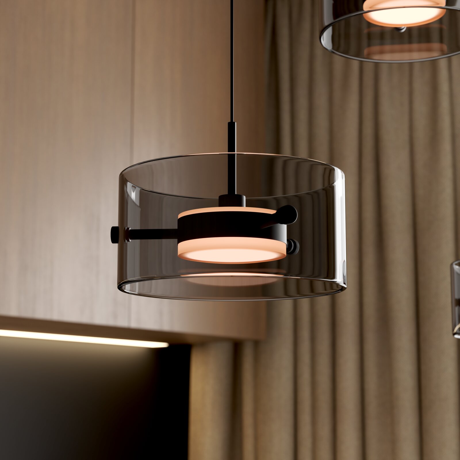 Moderne LED-Hängeleuchte mit transparentem Glaszylinder und schwarzem Metallrahmen, seitliche Perspektive