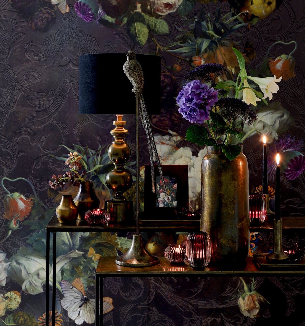 Eleganter Lampenschirm in Zylinderform, 40-40-30 cm, in einem stilvollen, floralen Interieur mit goldenen und violetten Akzenten, seitliche Perspektive.