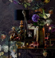 Eleganter Lampenschirm in Zylinderform, 40-40-30 cm, in einem stilvollen, floralen Interieur mit goldenen und violetten Akzenten, seitliche Perspektive.